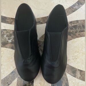 Jazz dance shoes big girls 3.5. Only used for final performance.